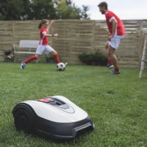 🎧 HIT, KTERÝ TĚ ROZSEKÁ: Vyhraj robotickou sekačku za jeden song!