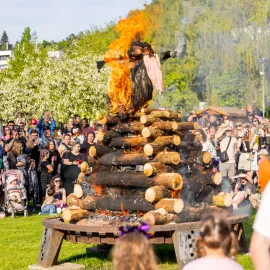 Žluté lázně po zimě ožívají a slaví Čarodějnice