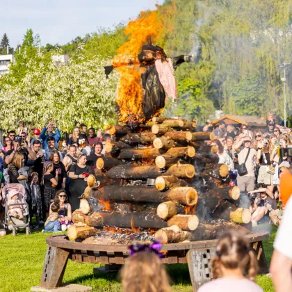Žluté lázně po zimě ožívají a slaví Čarodějnice