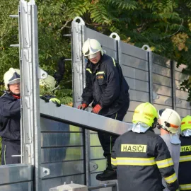 Protipovodňové cvičení v Holešovicích zvedne lávku HolKa