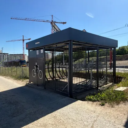 Nová kolárna u zastávky tramvají Holyně