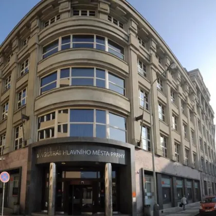 Stín a osvěžení nabízí v centru Škodův palác