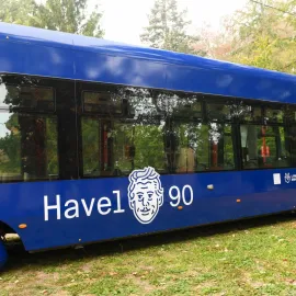 Tramvaj v ulicích Prahy připomíná Václava Havla