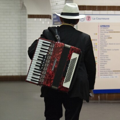 Cesta metrem by dnes mohla být veselejší.