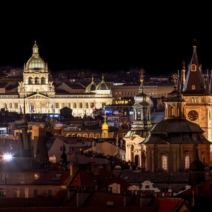 O Prahu je stále zájem. Množství turistů přibylo!