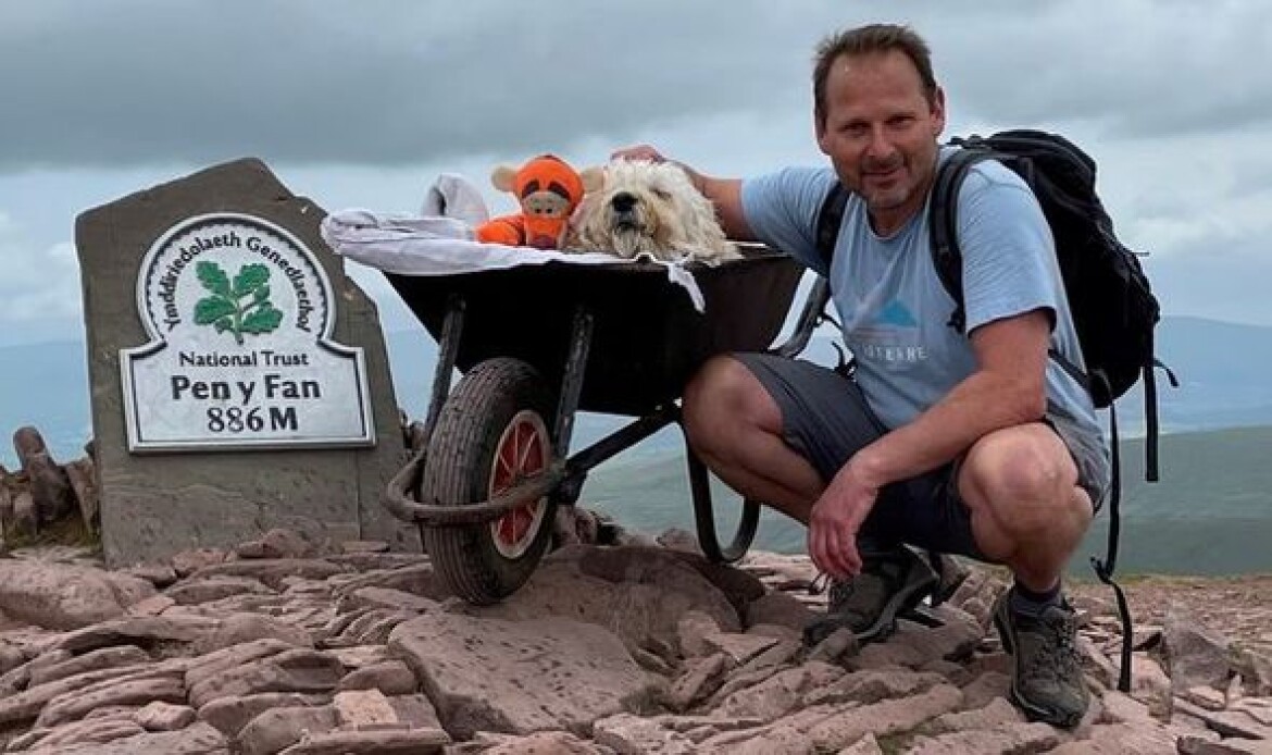 OPRAVDOVÁ LÁSKA: Muž vzal umírajícího psa do milovaných hor na kolečku