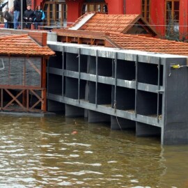 Hladina Vltavy se zvýšila. Uzavírají se vrata na Čertovce, náplavky a přívozy