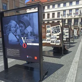 &quot;V&quot; jako vítězství v centru Prahy