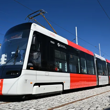 Nová tramvaj Škoda 52T už vozí cestující