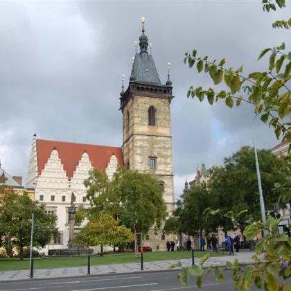 Oprava střech Novoměstské radnice její provoz neomezí