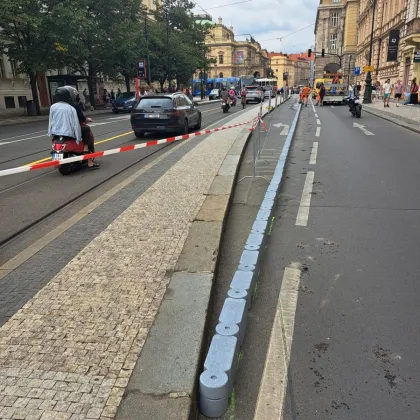 Omezení pro auta u zastávky Staroměstská