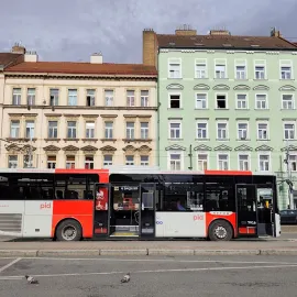 Nástup všemi dveřmi na příměstských linkách PID