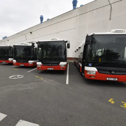 Praha darovala 15 autobusů ukrajinskému městu Černivci