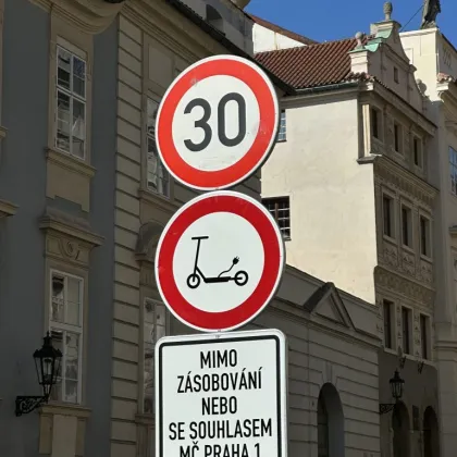 Praha 1 instalovala značku Zákaz vjezdu elektrokoloběžek