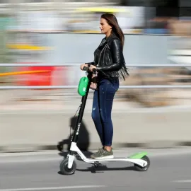 Sdílené elektrokoloběžky v Praze končí. Od ledna 2026 začne platit zákaz jejich provozu