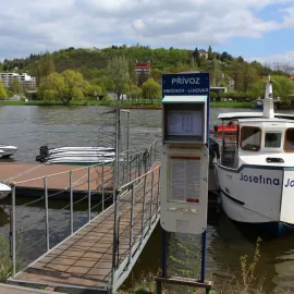 Končí sezonní přívozy i některé turistické vlaky
