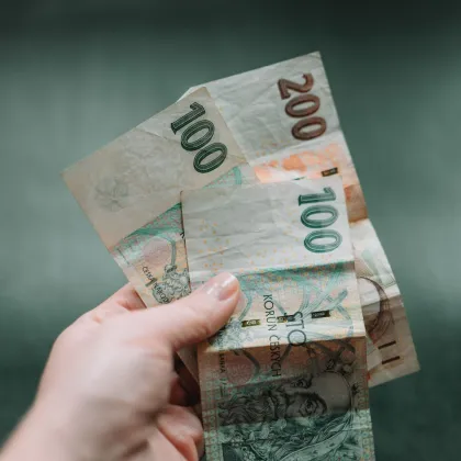 Muž pod vlivem drog rozhazoval po Praze peníze