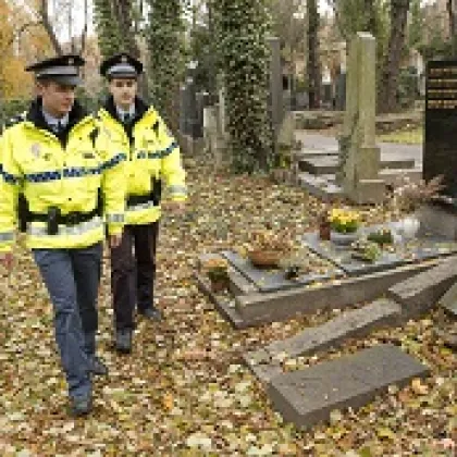 Dušičky v Praze, strážníci opět hlídají hřbitovy a okolí