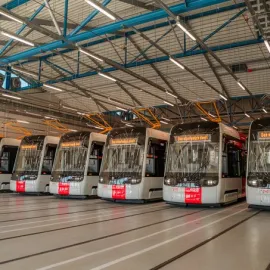 Tramvaj šitá na míru Praze je v ulicích