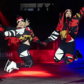 Výrazné barvy, retro svetr a dlouhá šála - olympijská kolekce je tady