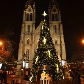 Začínají první Vánoční trhy, stánky se otvírají na Míráku