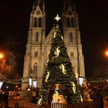 Začínají první Vánoční trhy, stánky se otvírají na Míráku