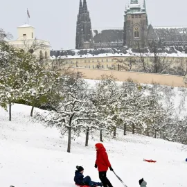 Prahu zasypal sníh, radost mají hlavně děti