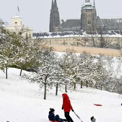 Prahu zasypal sníh, radost mají hlavně děti