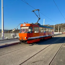 Na Dvorecký most se vydal tzv. "pomeranč"