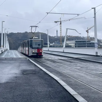 Zkušební jízda tramvají na Dvoreckém mostě