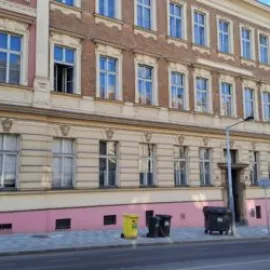 Na adresu U Santošky 17 se vrátí základní škola